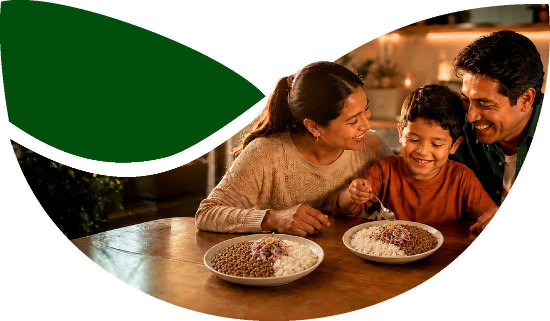 Familia peruana compartiendo un almuerzo